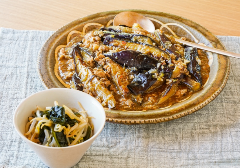 主菜：とろける茄子の蒸し焼き麻婆茄子 副菜：もやしとわかめのシャキシャキ甘酢和え